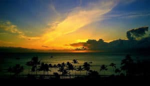 Okyanusun ortasinda Maui Adasi’nda gokyuzuyle denizin gorkemli bulusmasi... Adanin diger tarafinda Haleakala yanardaginin yuzyillik saltanati bile dogayi degistiremiyor. Savaslarin yok ettigi bir dunyada doganin boylesine dengeli olusu gercek bir mucize...- In the middle of the ocean, the sea meets the sky with majesty on the island of Maui ... Even the reign of Haleakala volcano on the other side of the island cannot change nature. In a world destroyed by wars, it is a real miracle how the nature is balanced ...